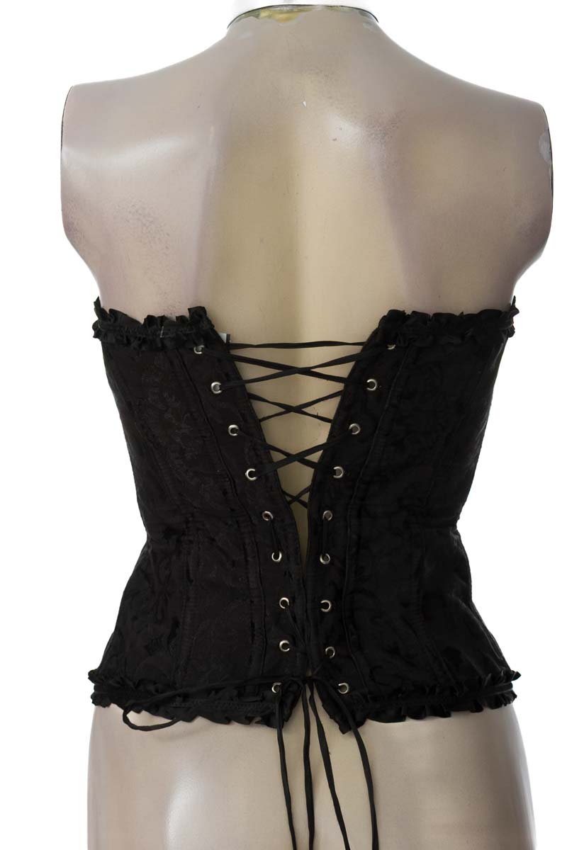 Top / Camiseta color Negro - Closeando