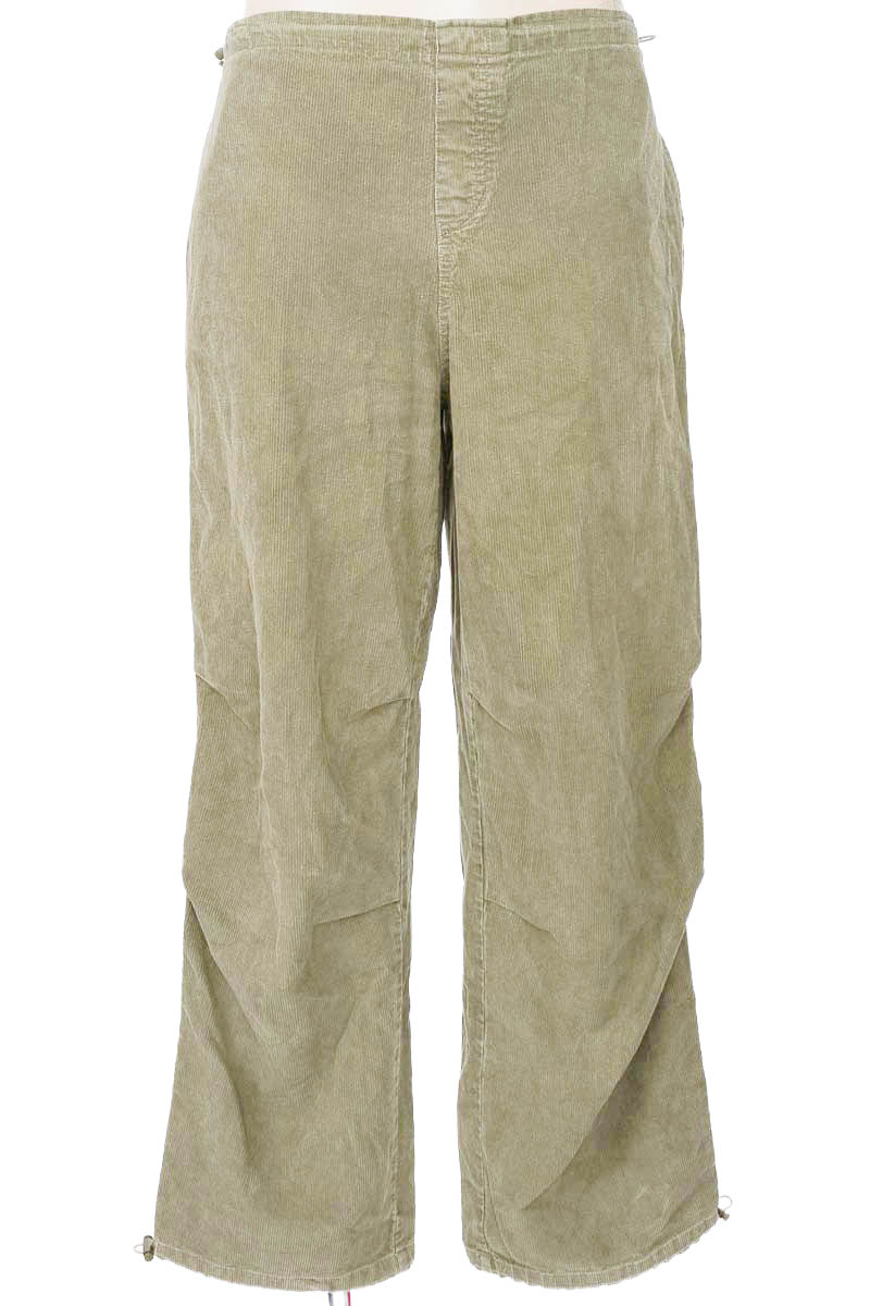 Pantalones color Verde - Stradivarius