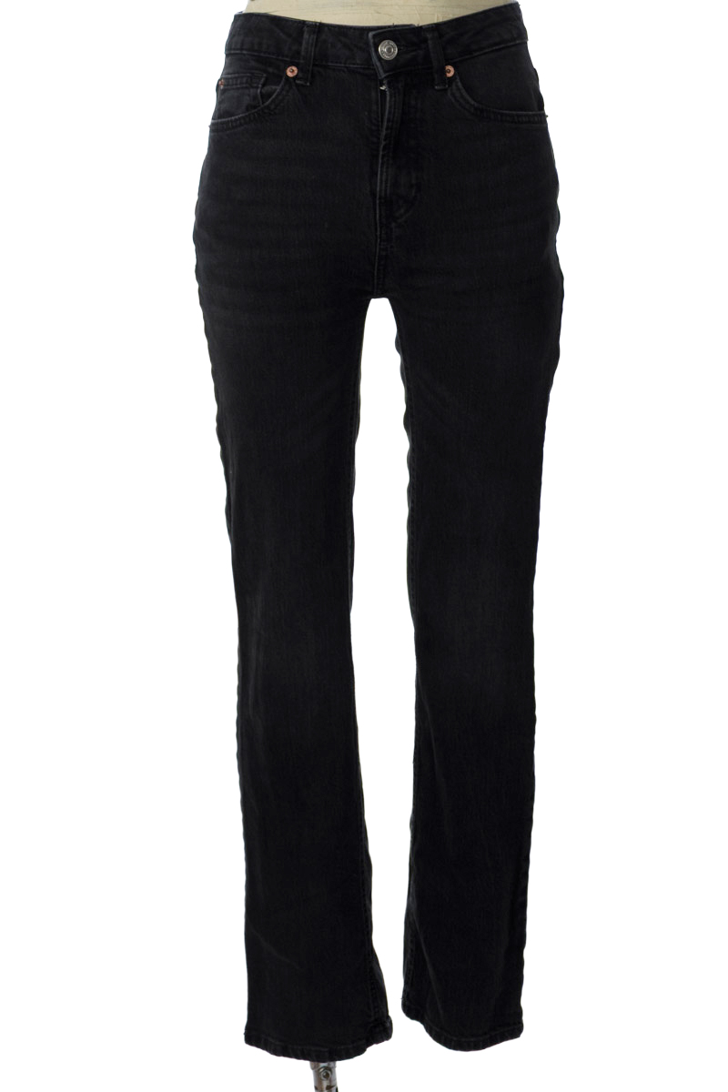 Pantalones color Negro - Stradivarius