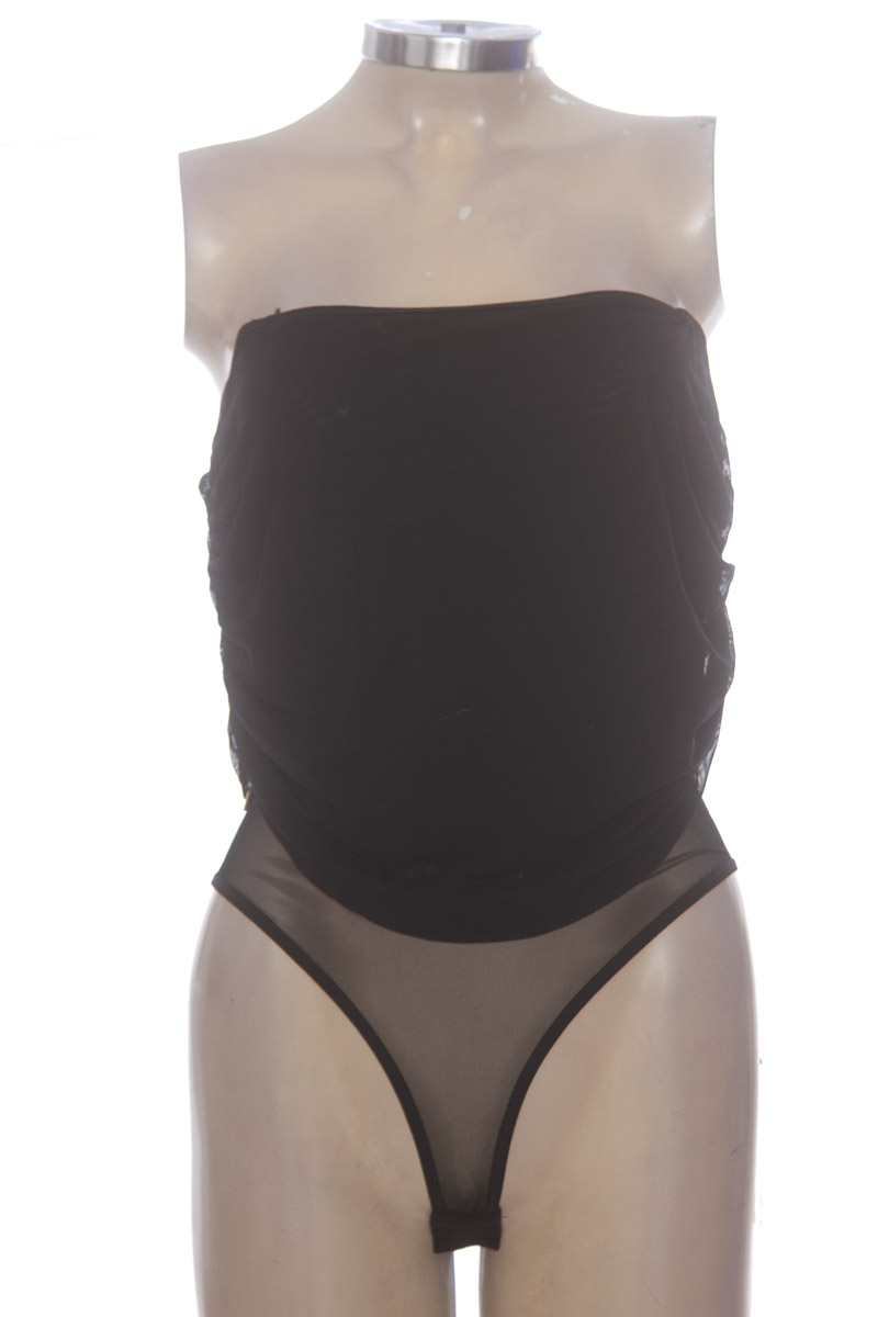 Top / Camiseta color Negro - Closeando