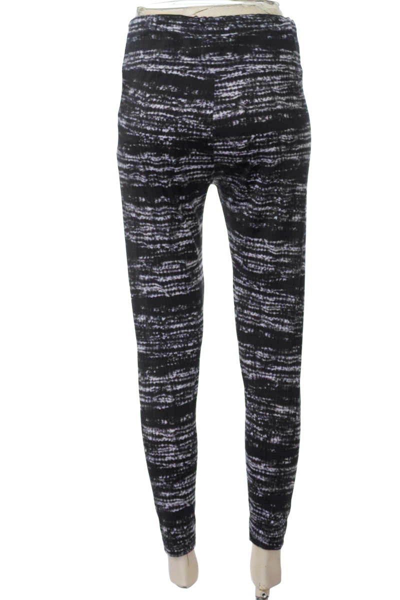 Ropa Deportiva / Salida de Baño color Negro - Closeando