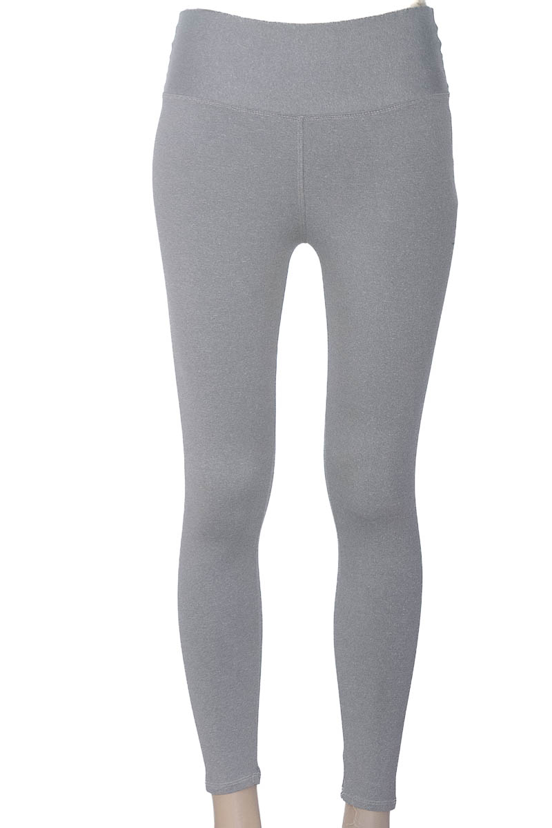 Ropa Deportiva / Salida de Baño color Gris - Closeando