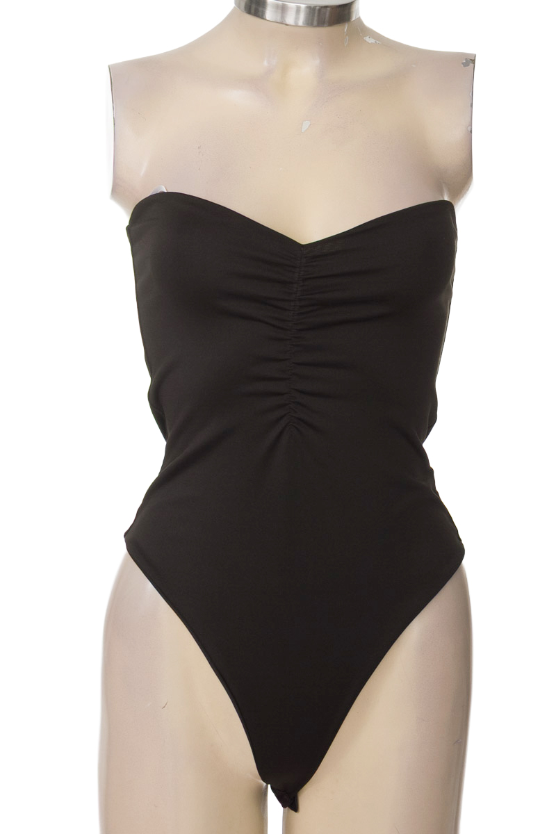 Top / Camiseta color Negro - Closeando