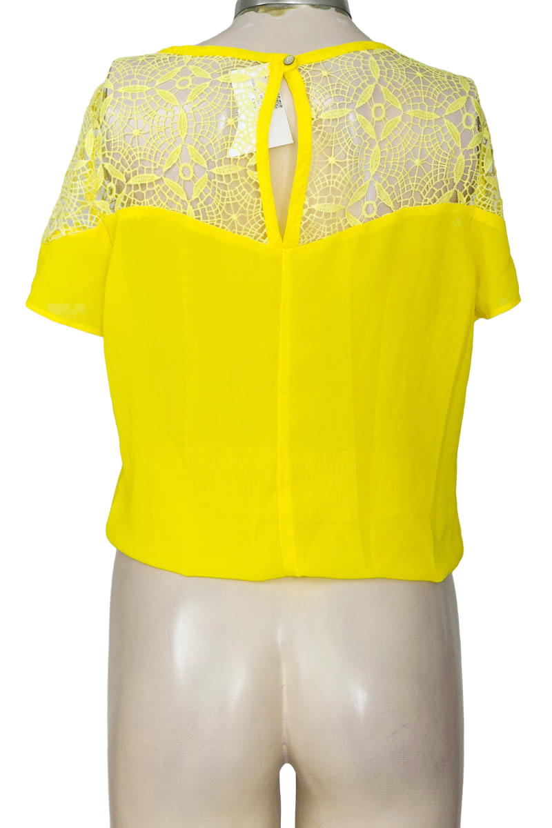 Top / Camiseta color Amarillo - Closeando