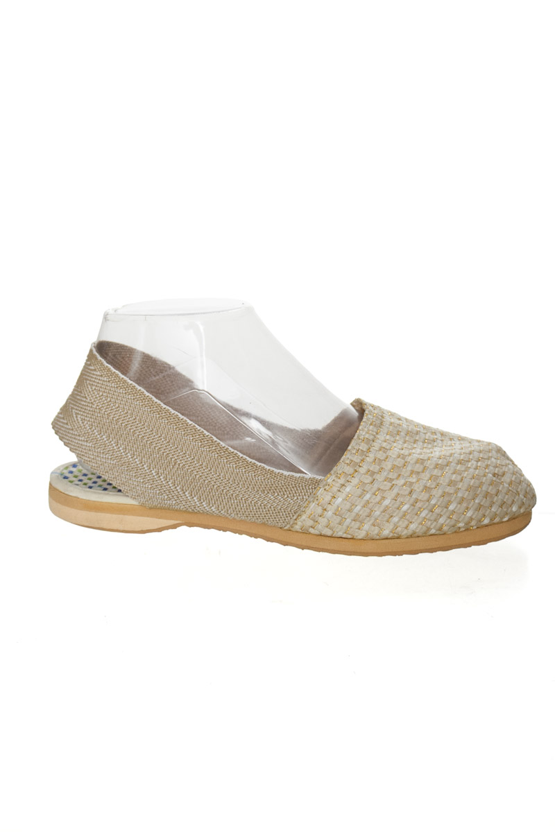 Zapatos color Beige - Closeando