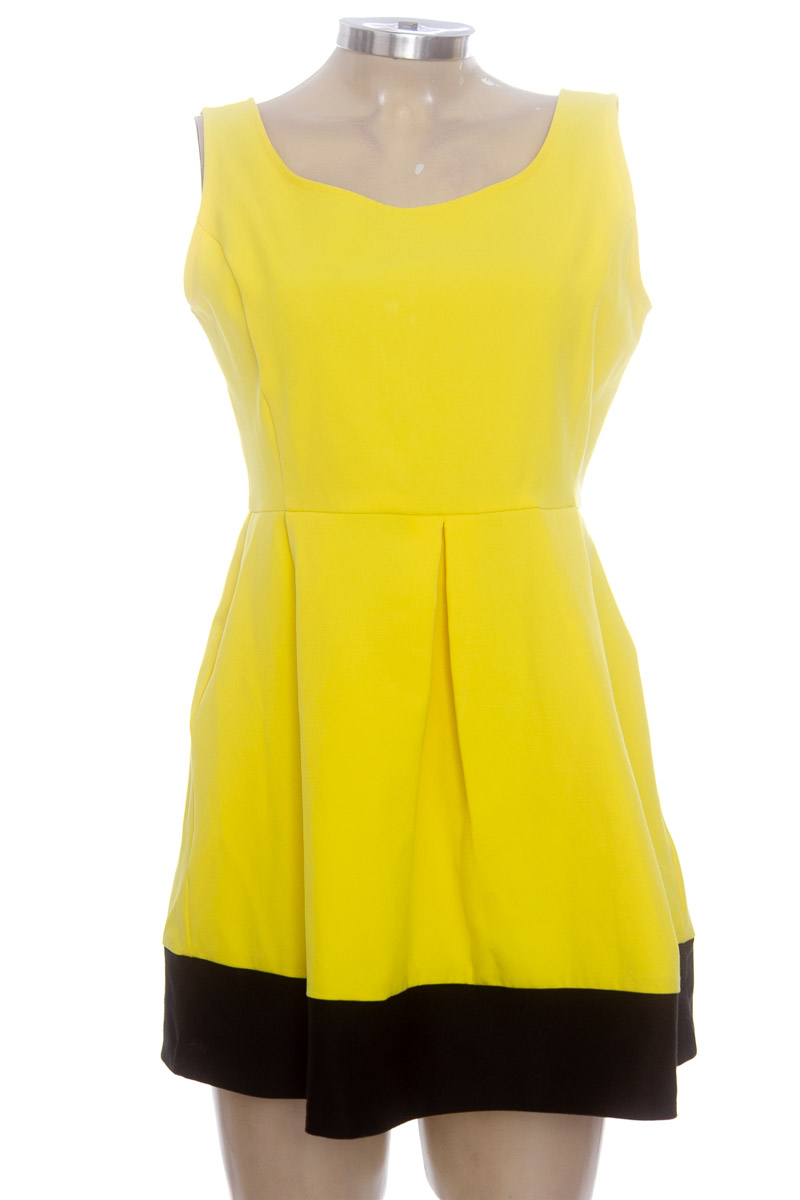 Vestido / Enterizo color Amarillo - Stradivarius