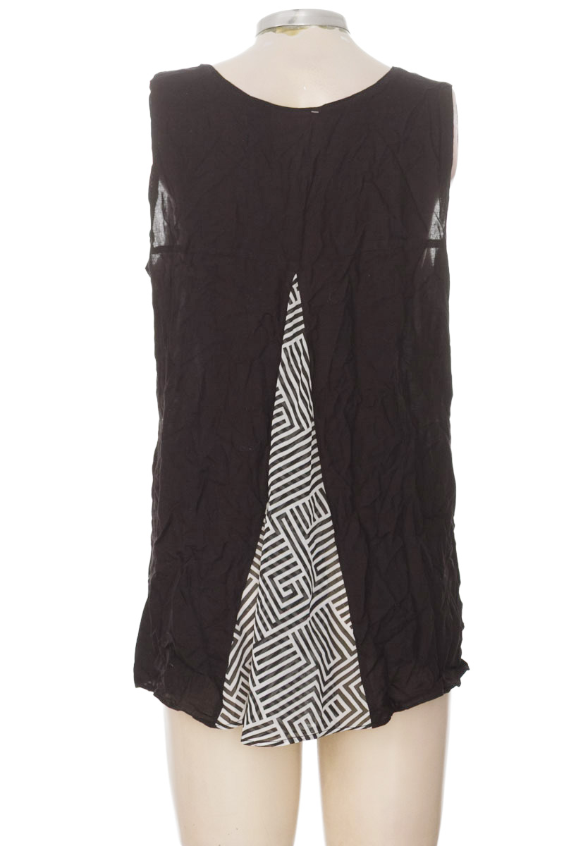 Top / Camiseta color Negro - Closeando