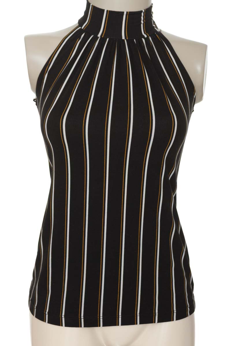 Top / Camiseta color Negro - Closeando