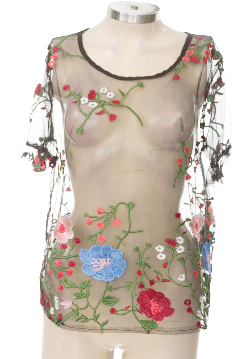 Top / Camiseta color Negro - Red Lun