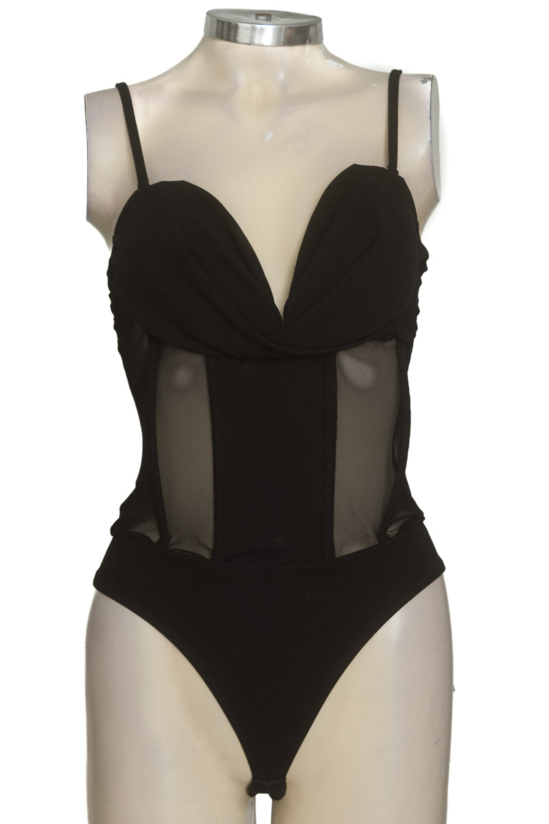 Top / Camiseta color Negro - Studio F