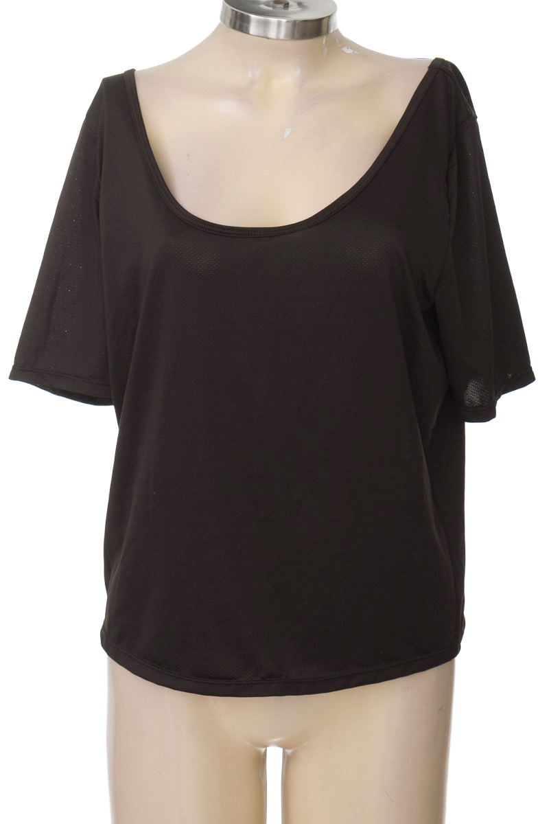 Ropa Deportiva / Salida de Baño color Negro - Closeando