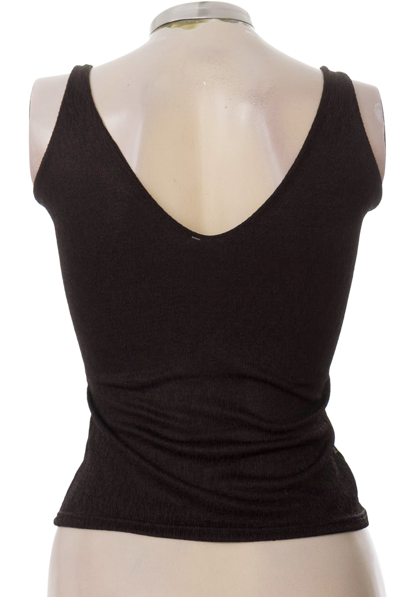 Top / Camiseta color Negro - Closeando