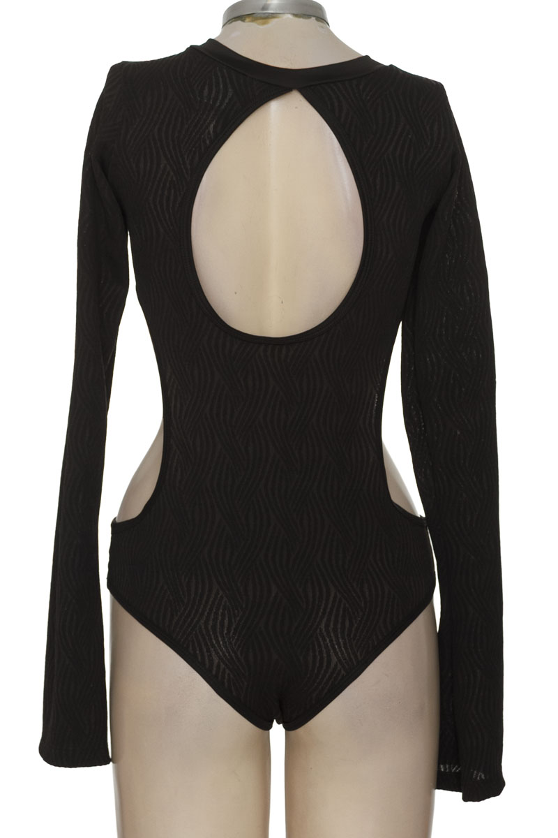 Top / Camiseta color Negro - Closeando