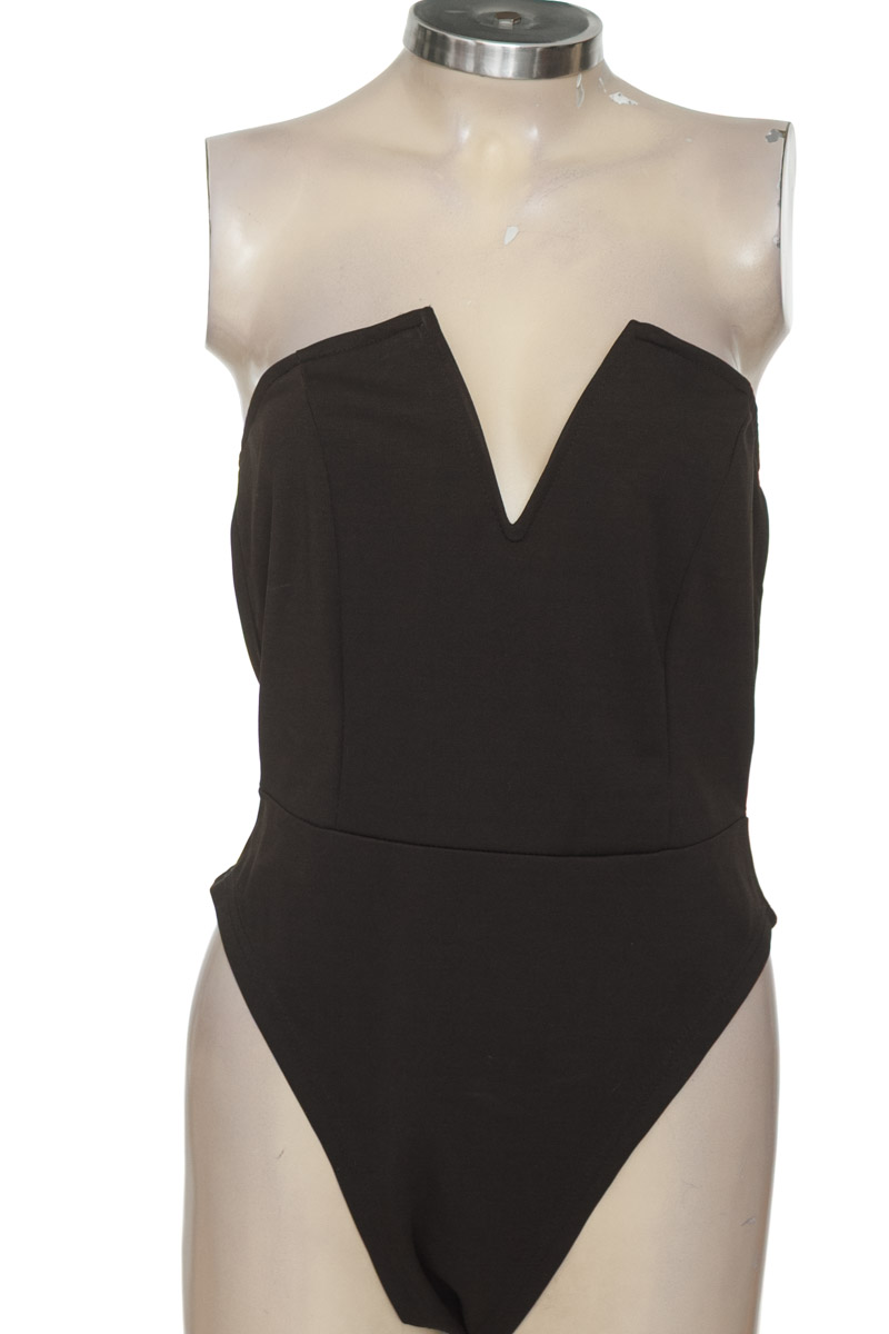 Top / Camiseta color Negro - Closeando