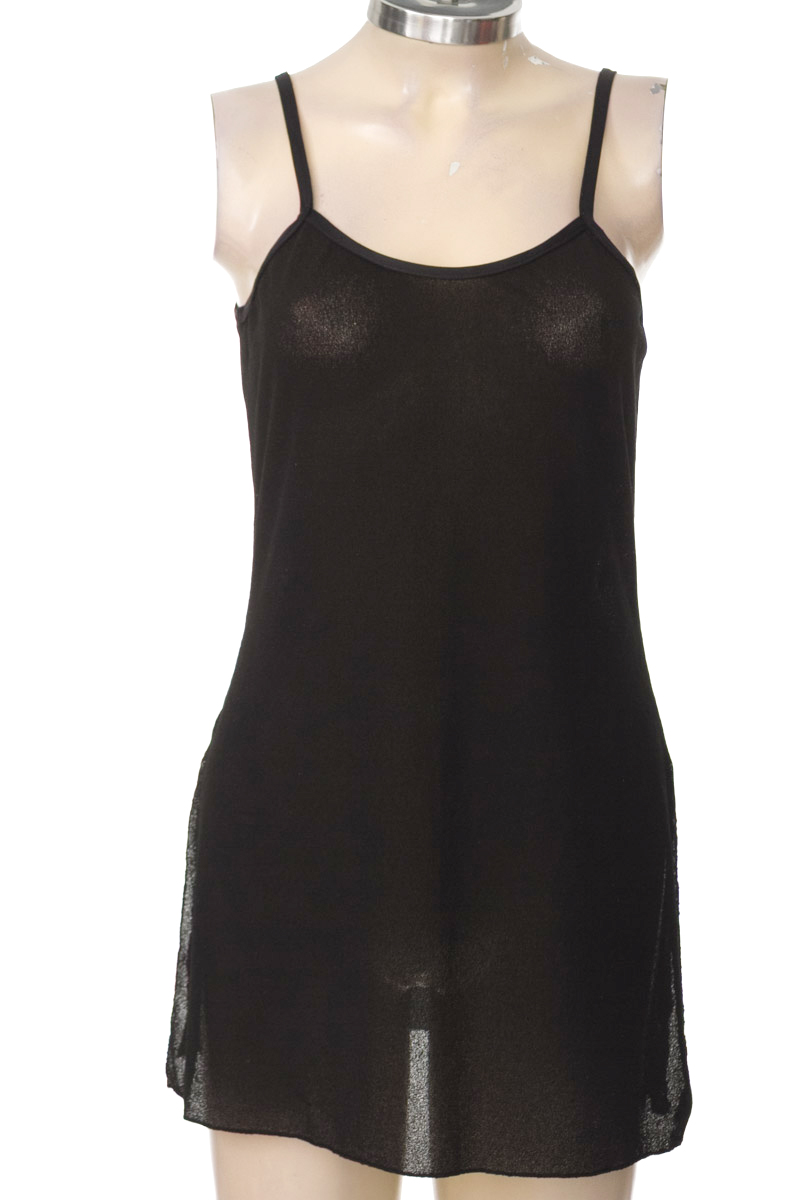 Top / Camiseta color Negro - Closeando