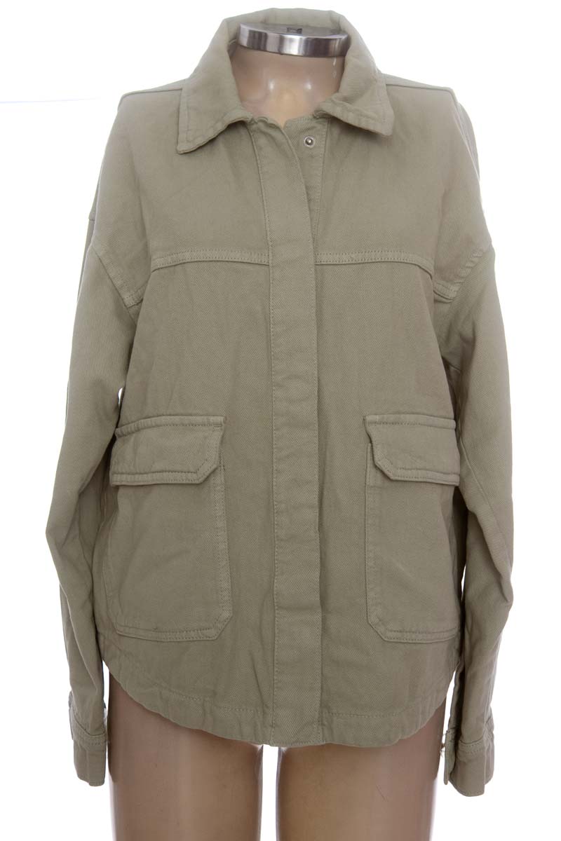 Chaqueta / Abrigo color Verde - Stradivarius