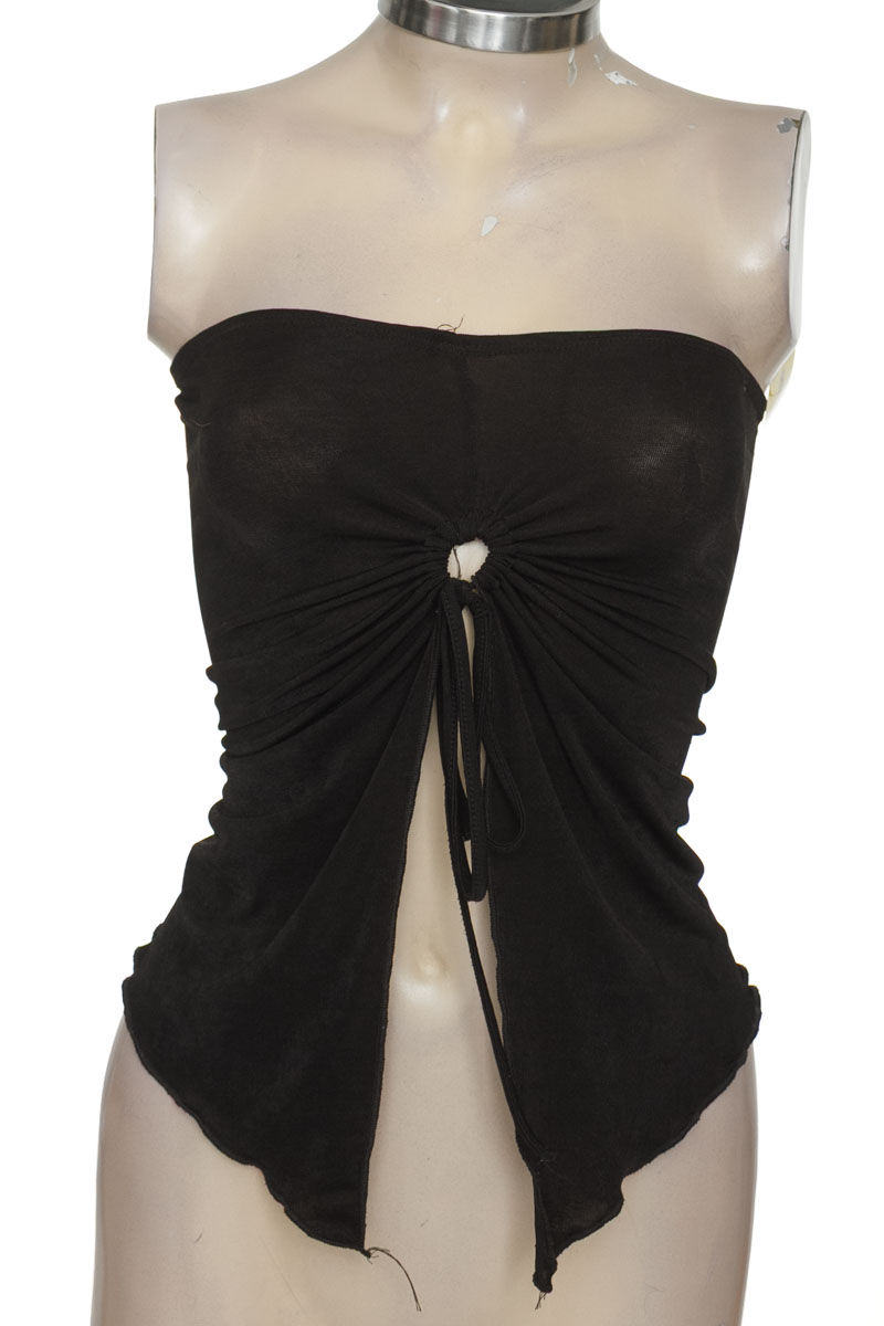 Top / Camiseta color Negro - Closeando