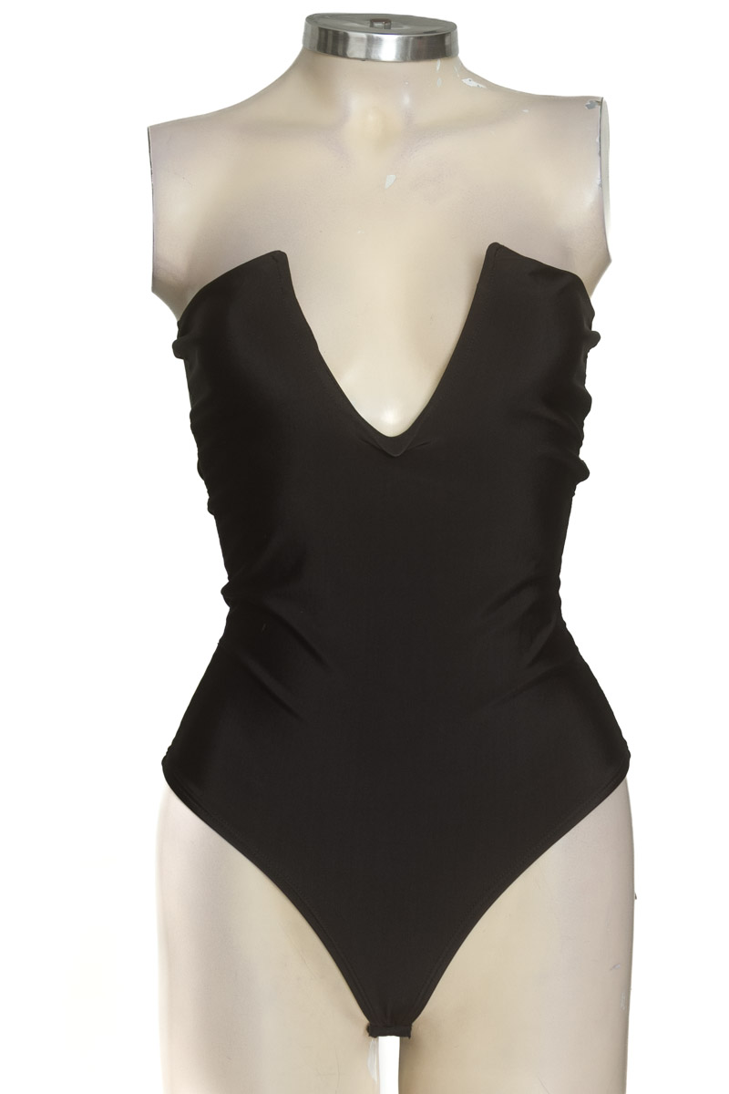 Top / Camiseta color Negro - Closeando