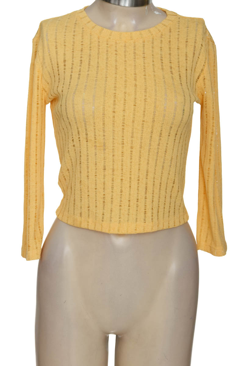 Top / Camiseta color Amarillo - Zara