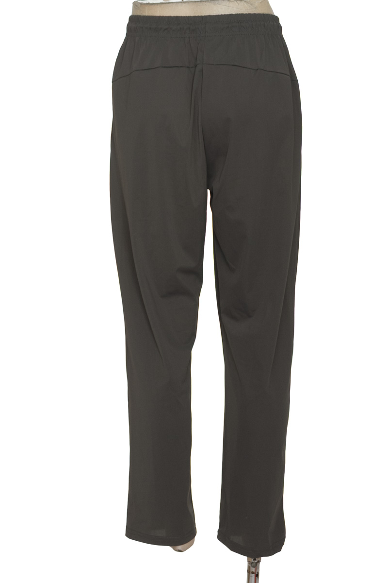 Ropa Deportiva color Gris - Closeando