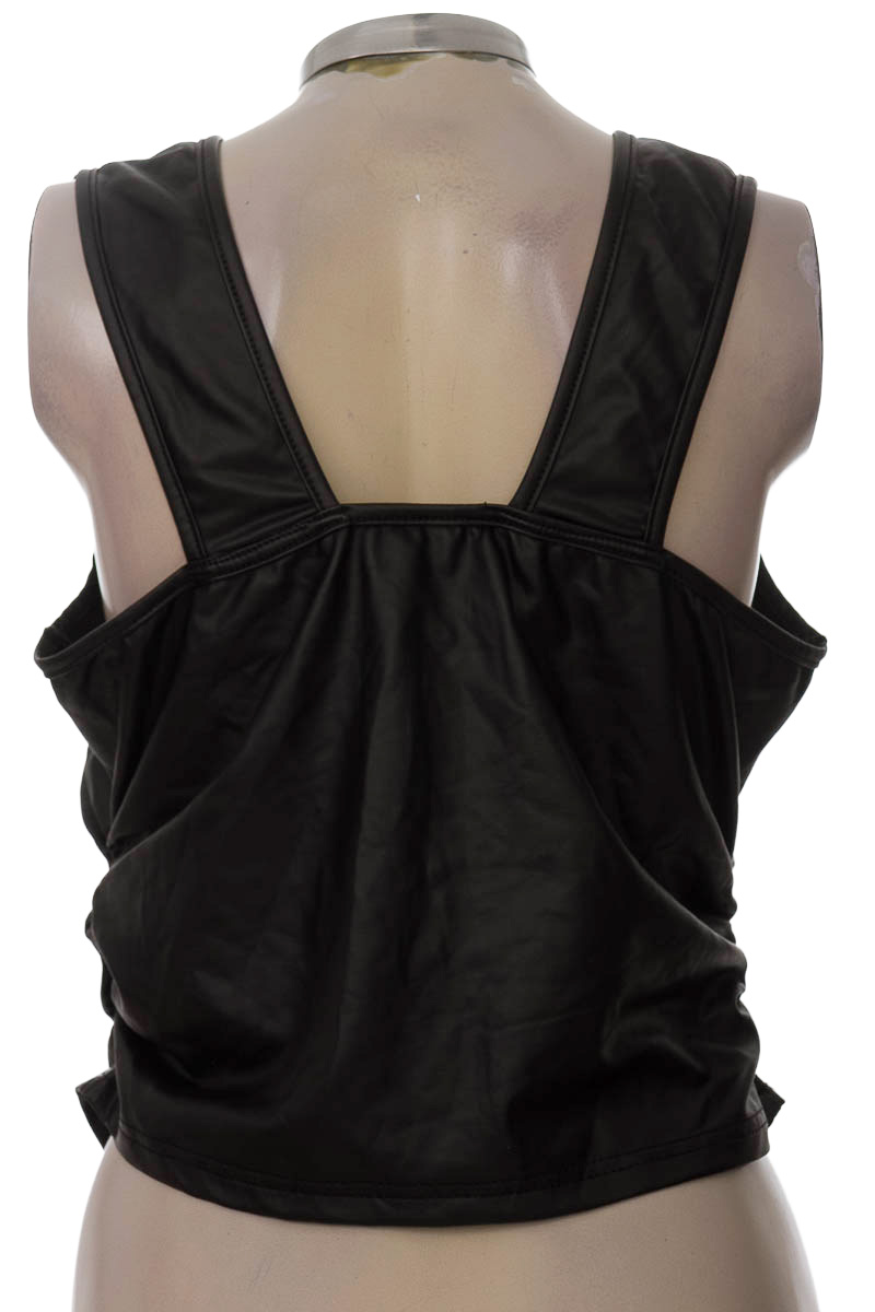 Top / Camiseta color Negro - Closeando