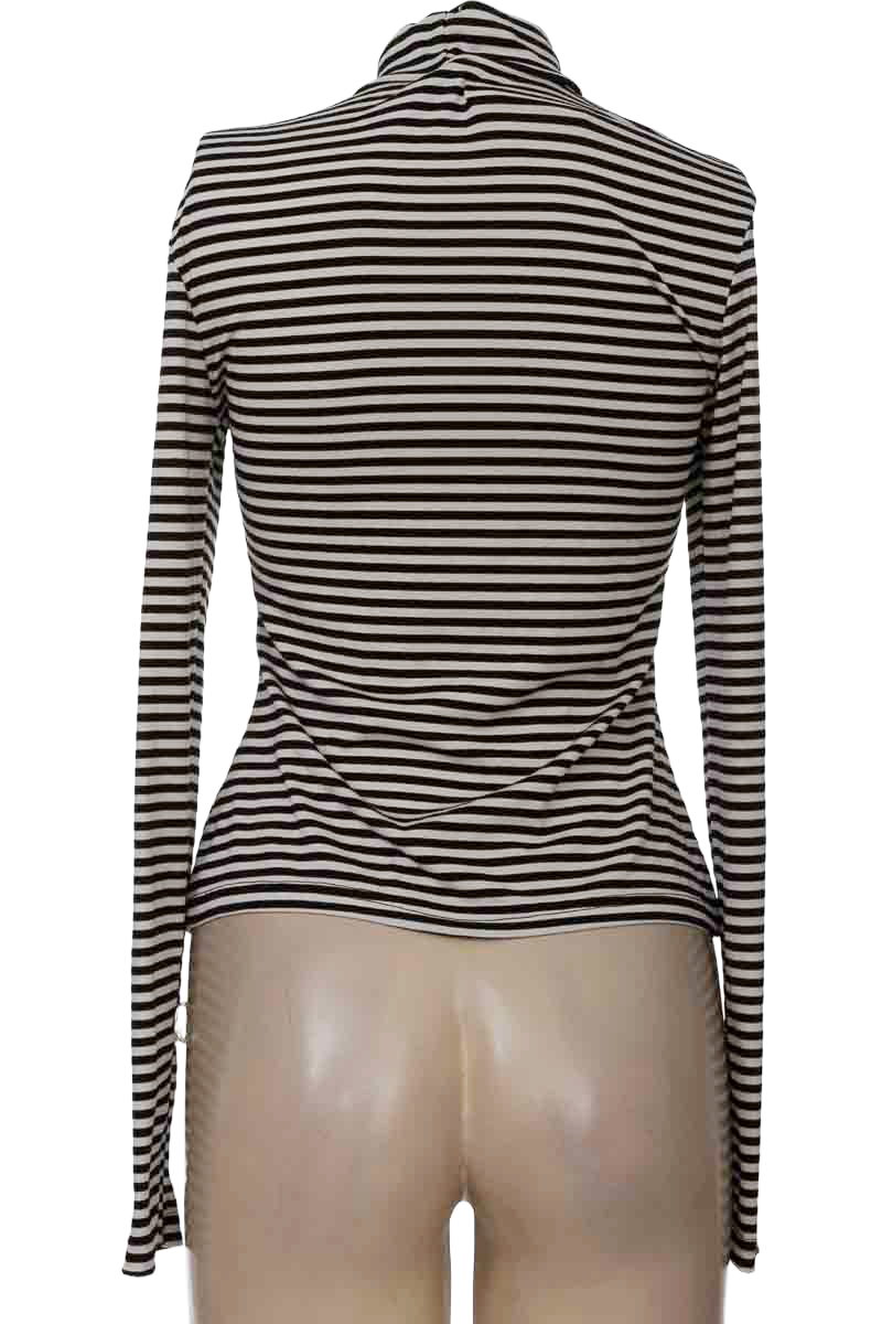 Sweater color Negro - Closeando