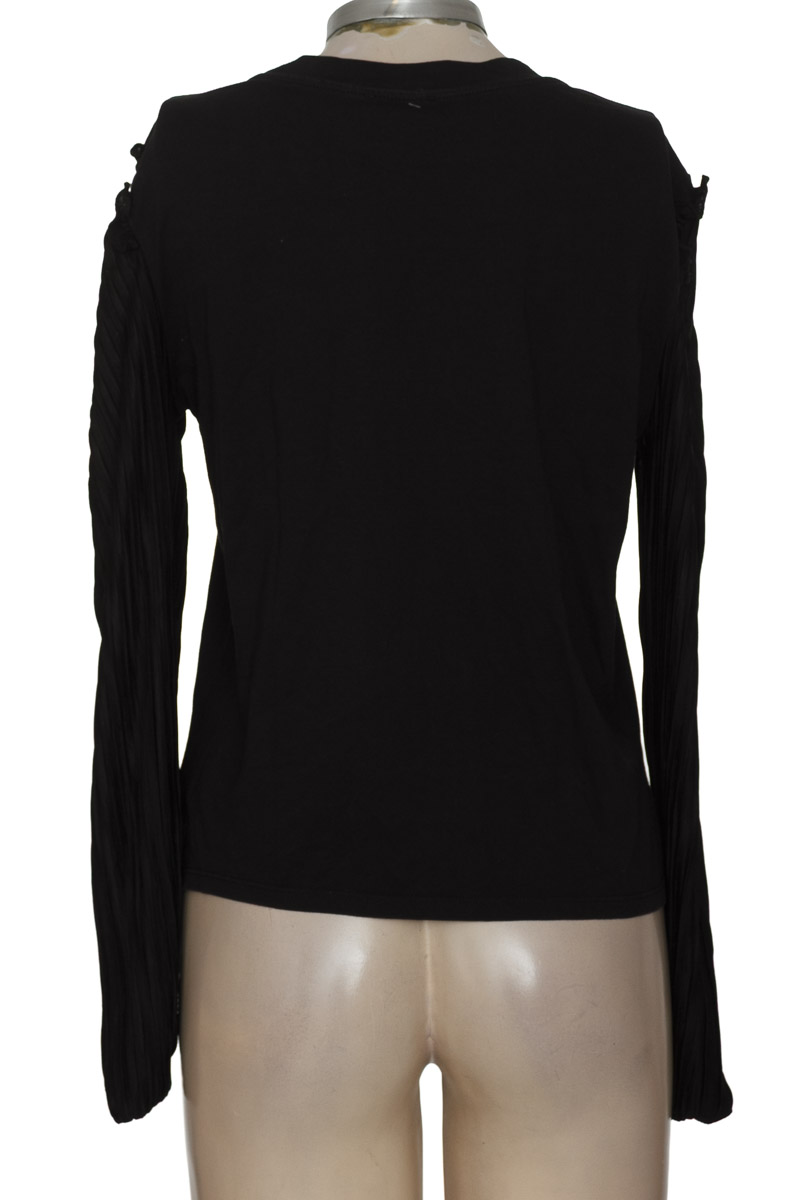 Top / Camiseta color Negro - Closeando