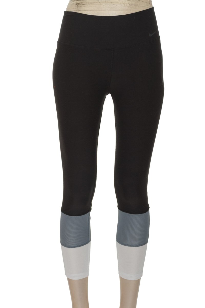 Ropa Deportiva / Salida de Baño color Negro - Nike