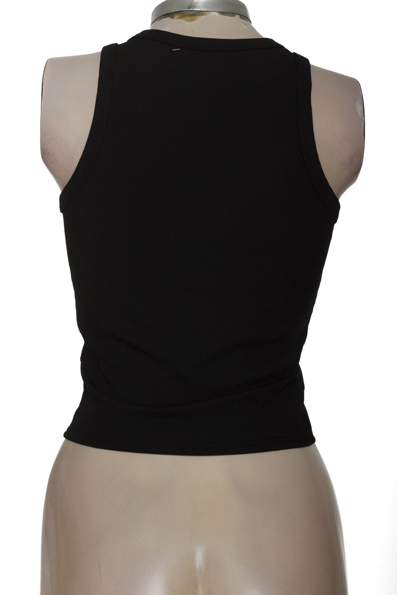Top / Camiseta color Negro - Closeando