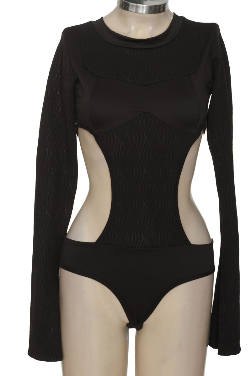 Top / Camiseta color Negro - Closeando