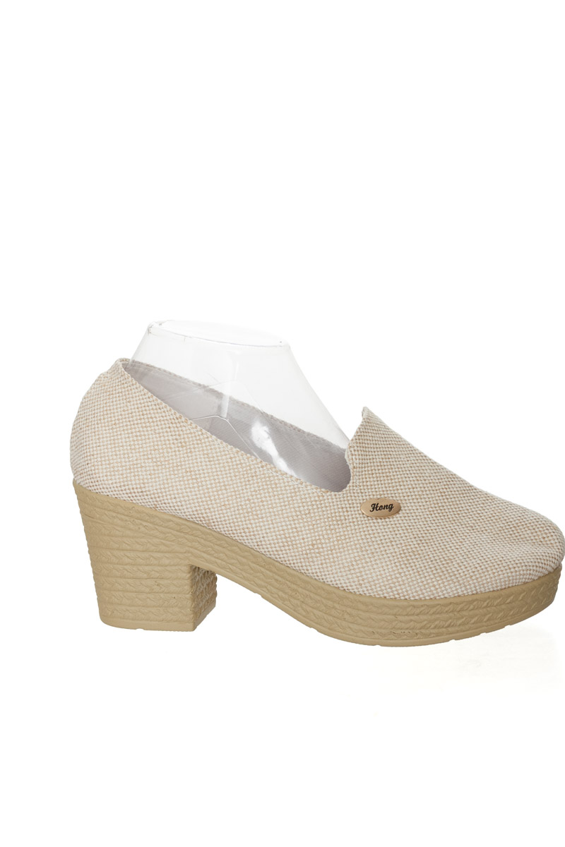 Zapatos color Beige - Closeando