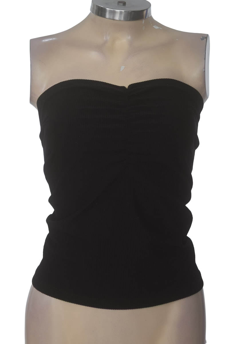 Top / Camiseta color Negro - Closeando