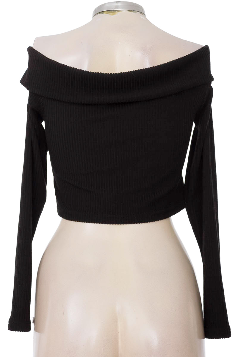 Top / Camiseta color Negro - Closeando