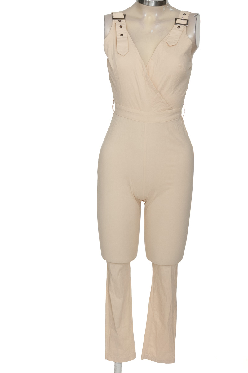 Vestido / Enterizo color Beige - Closeando