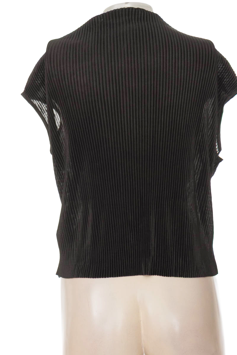 Top / Camiseta color Negro - Closeando