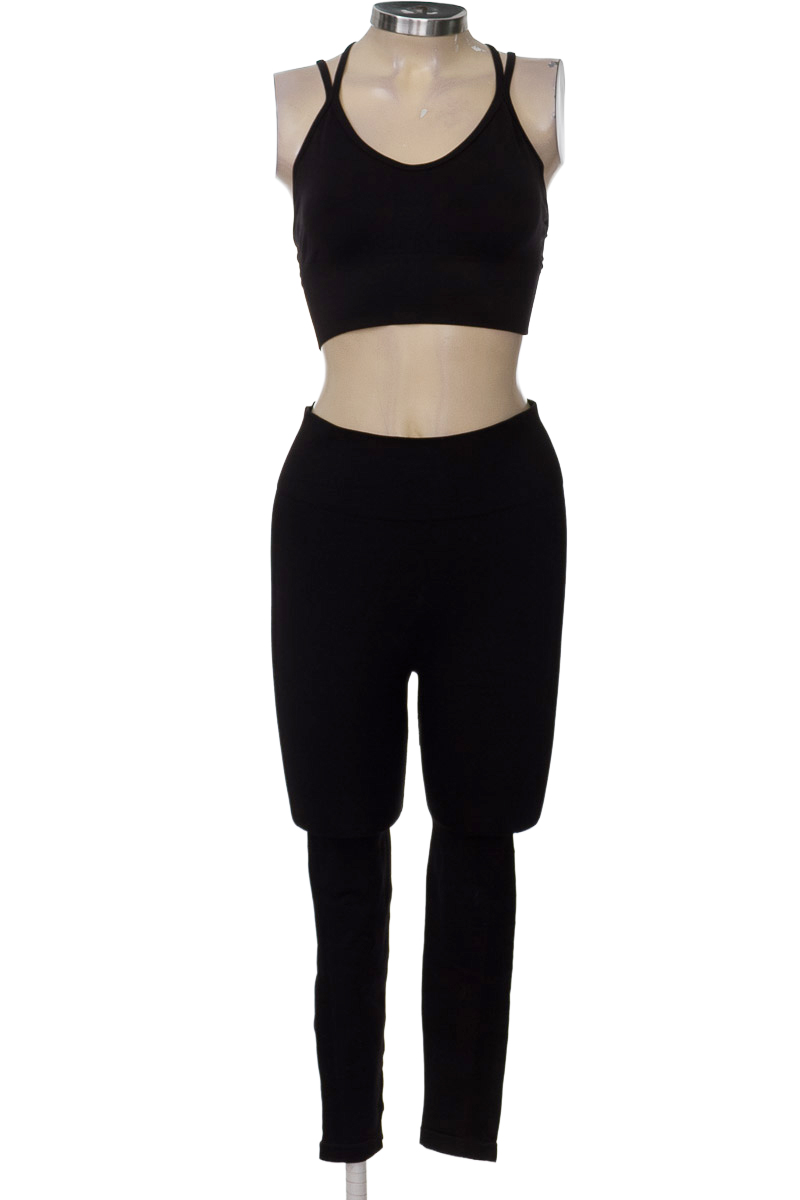 Ropa Deportiva / Salida de Baño color Negro - Closeando