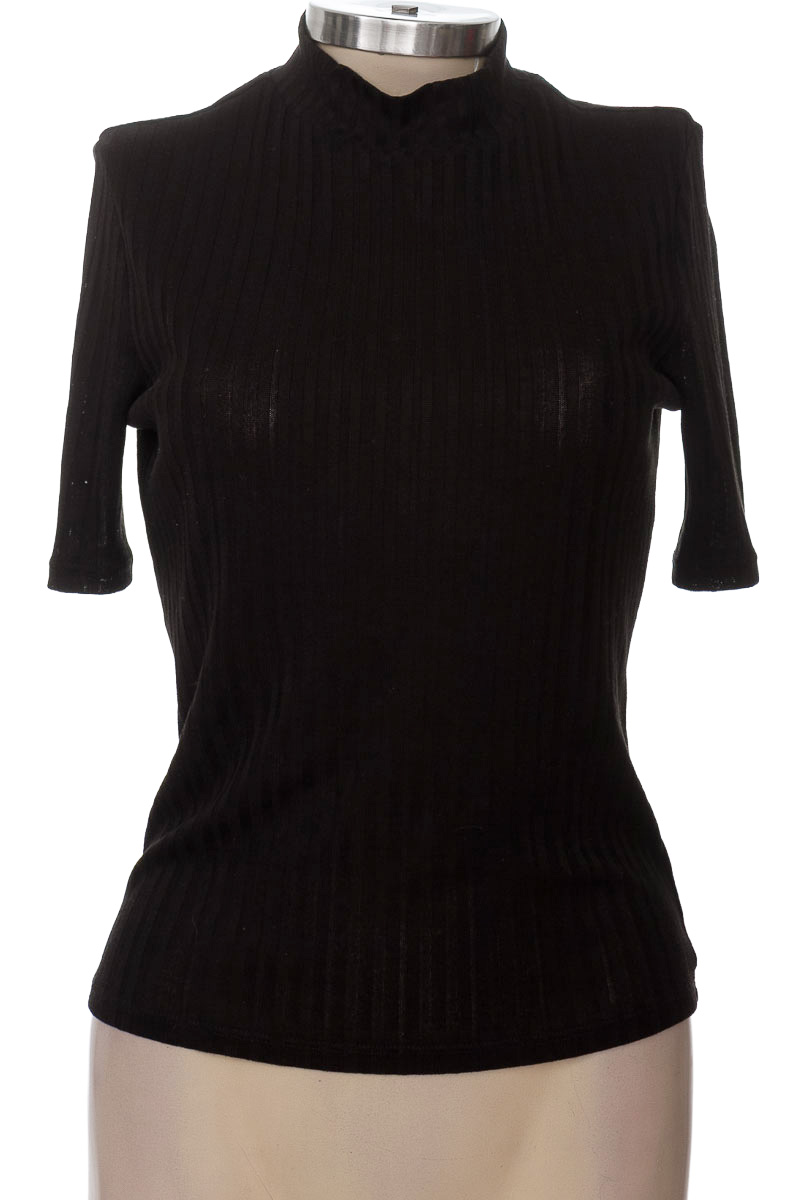 Top / Camiseta color Negro - Closeando