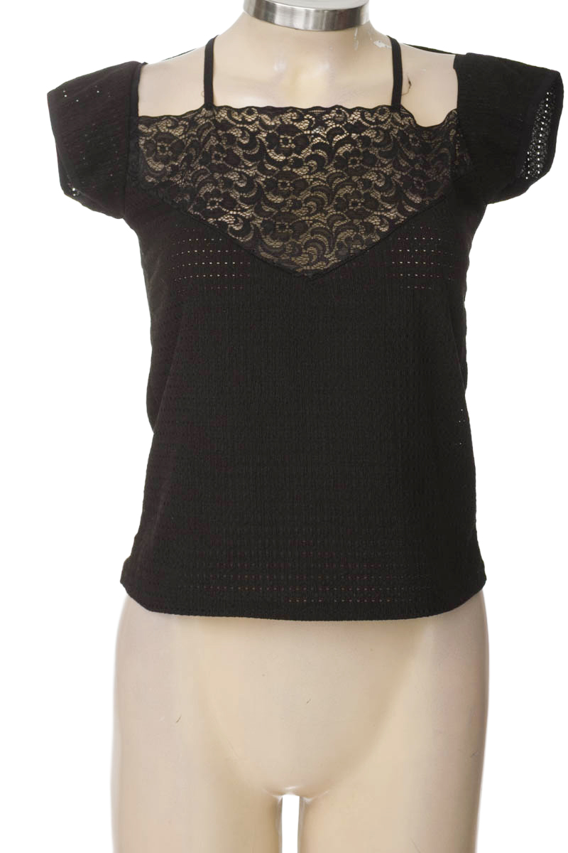 Top / Camiseta color Negro - Closeando