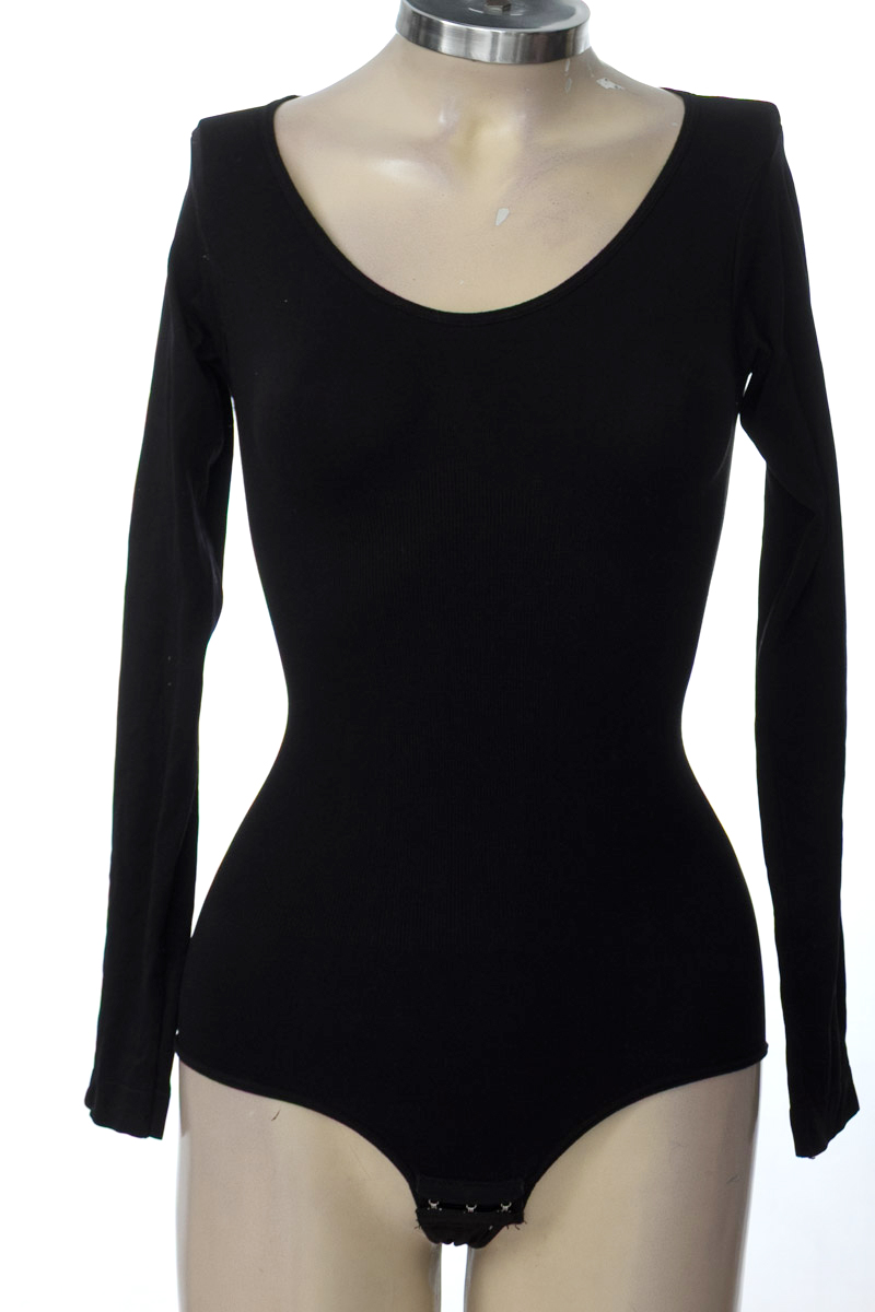 Top / Camiseta color Negro - Closeando