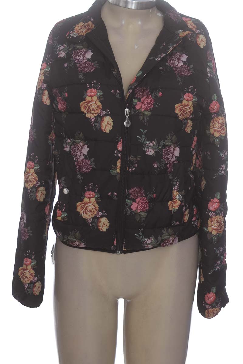 Chaqueta / Abrigo color Negro - Stradivarius