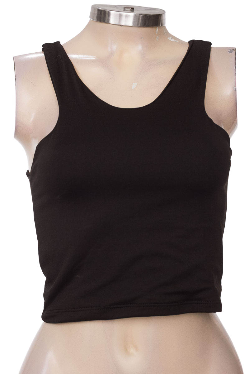Top / Camiseta color Negro - Closeando