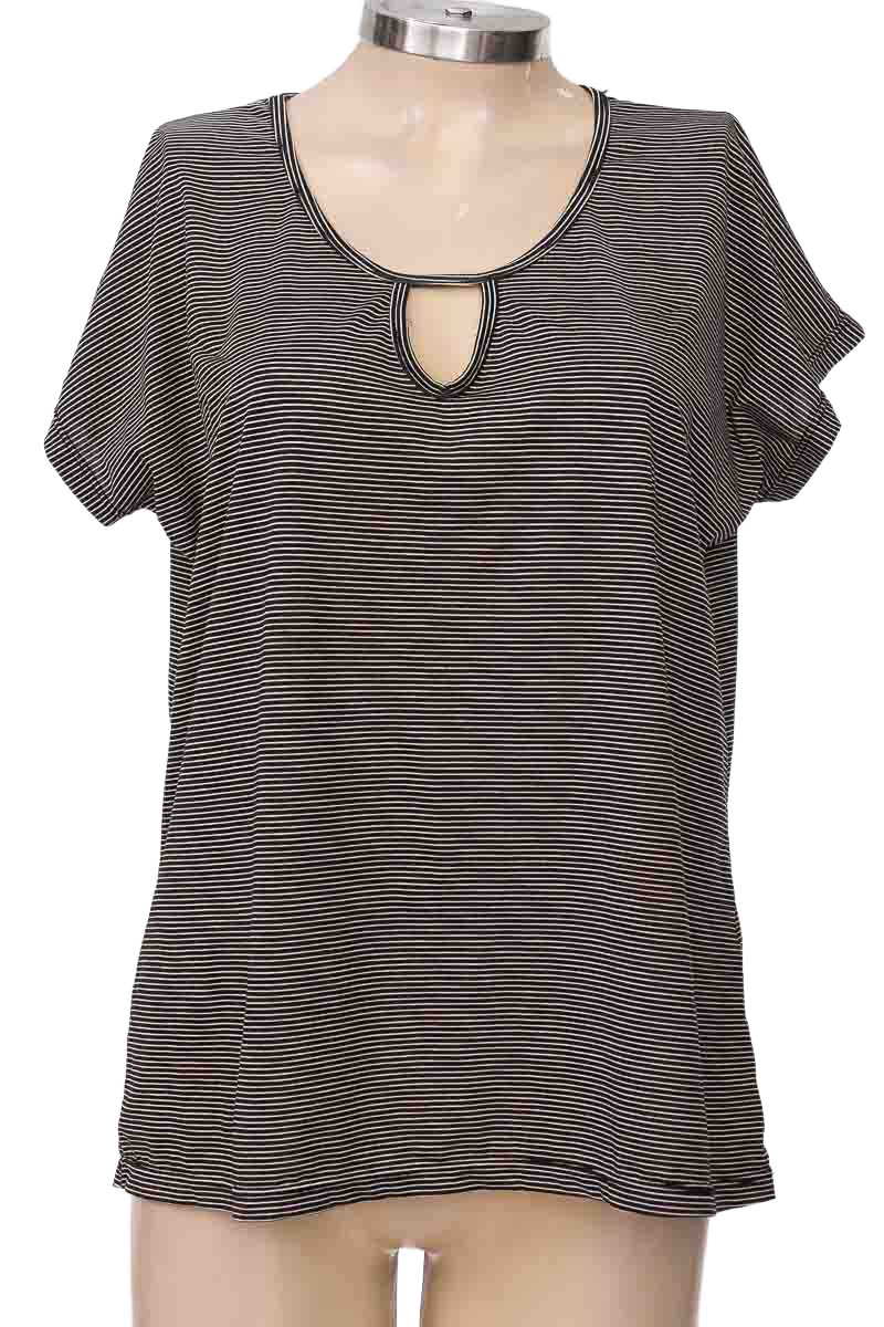 Top / Camiseta color Negro - Closeando
