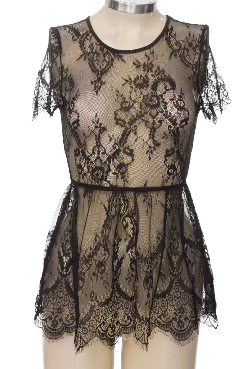 Top / Camiseta color Negro - Closeando