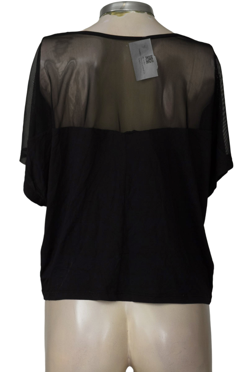 Top / Camiseta color Negro - Closeando