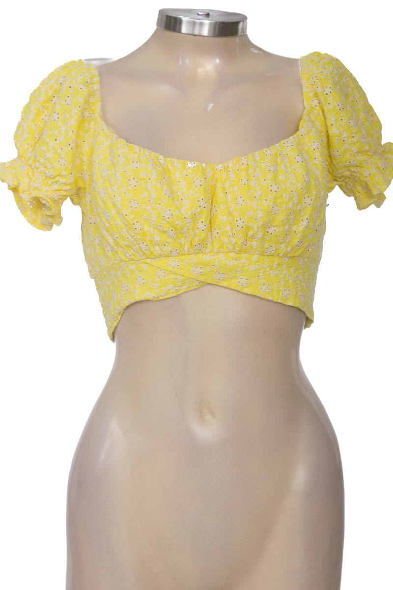 Top / Camiseta color Amarillo - Studio F