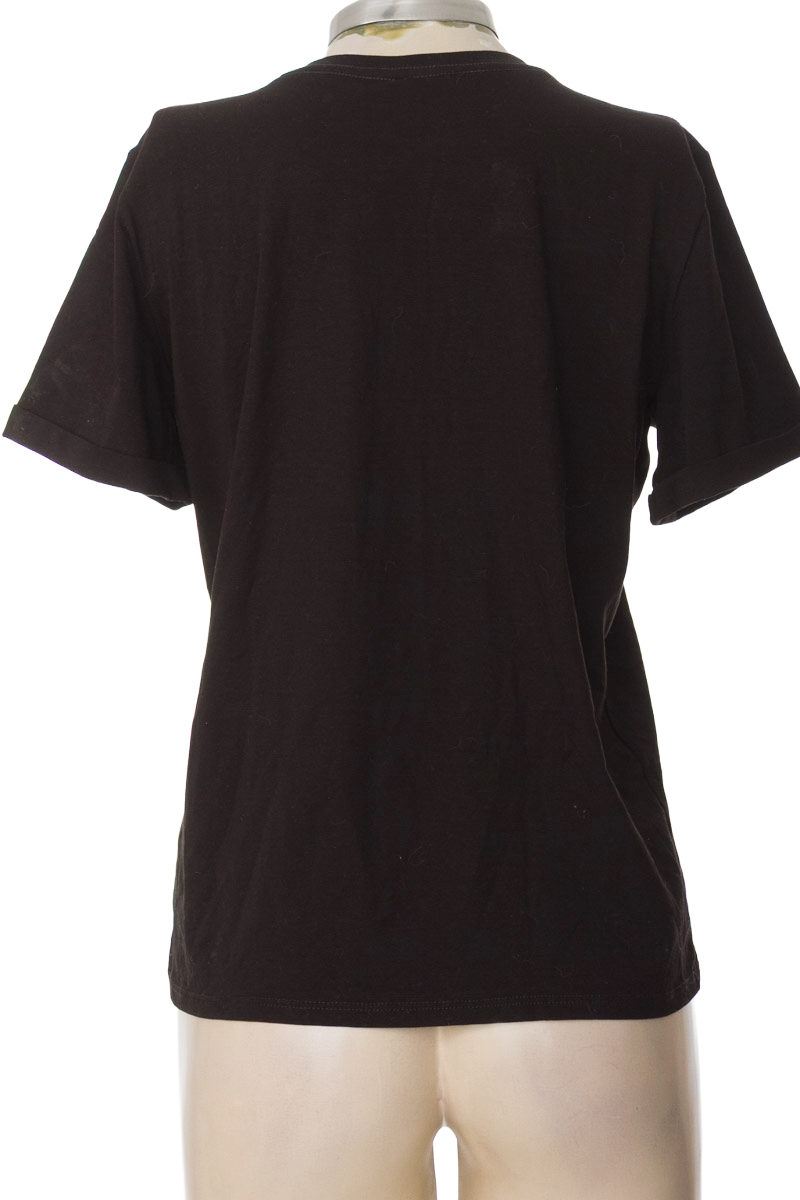 Top / Camiseta color Negro - Closeando