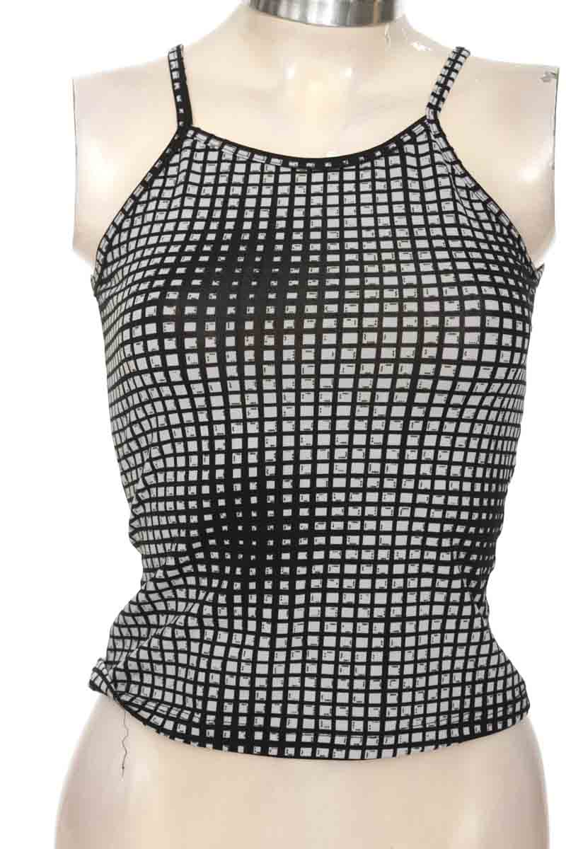 Top / Camiseta color Negro - Closeando