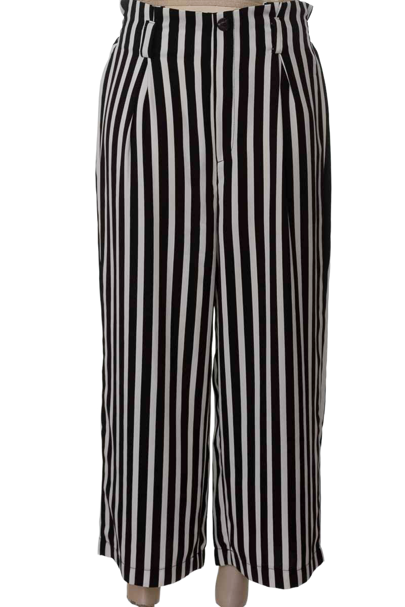 Pantalones color Negro - Stradivarius