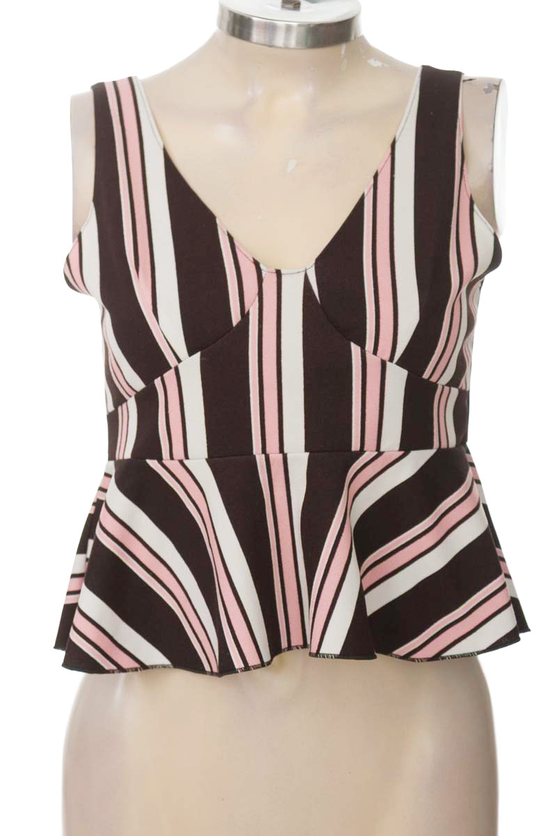 Top / Camiseta color Negro - Closeando