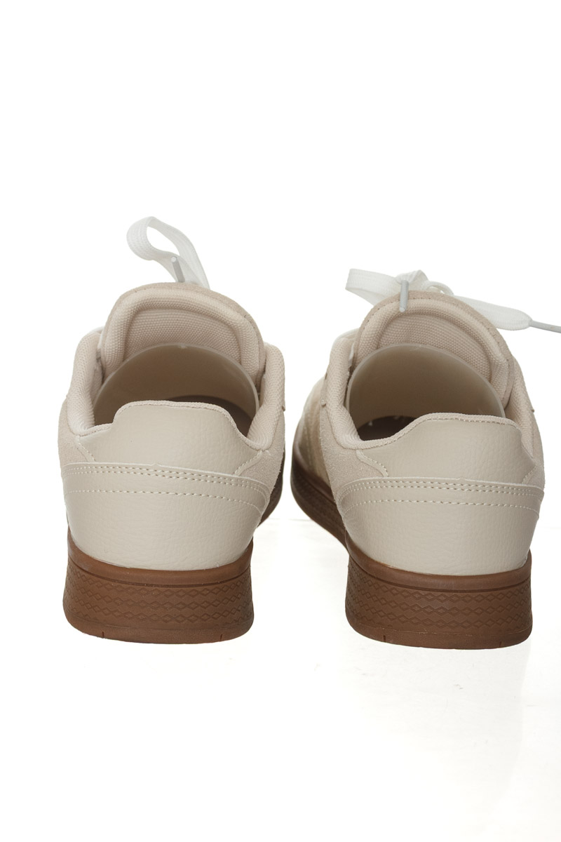 Zapatos color Beige - Closeando